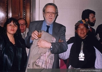 José Donoso junto a unas mujeres mapuches