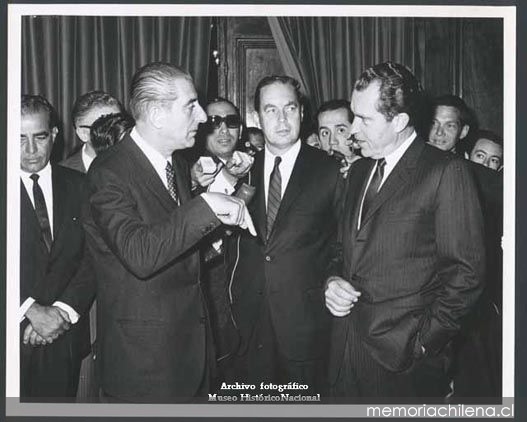 Eduardo Frei Montalva junto a Richard Nixon; al centro Ralph A. Dungan, embajador de EE.UU. en Chile, 1967