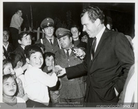 Richard Nixon saluda a niños en su visita a Chile, ca. 1964