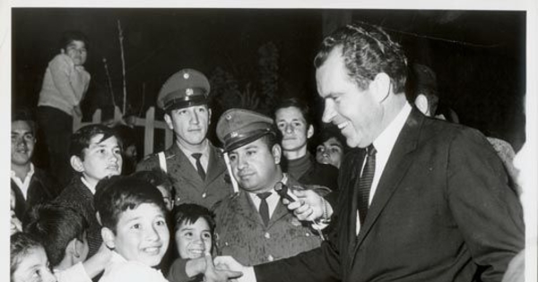 Richard Nixon saluda a niños en su visita a Chile, ca. 1964