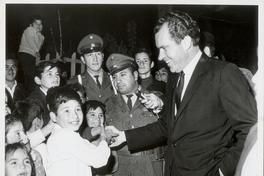 Richard Nixon saluda a niños en su visita a Chile, ca. 1964