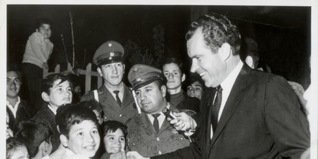 Richard Nixon saluda a niños en su visita a Chile, ca. 1964