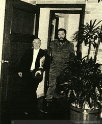 Luis Corvalán con Fidel Castro, en Cuba, 1977