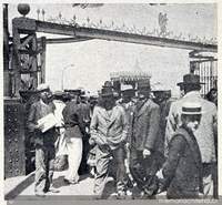 Desembarco de sobrevivientes de Iquique en Muelle Prat de Valparaíso, 1907