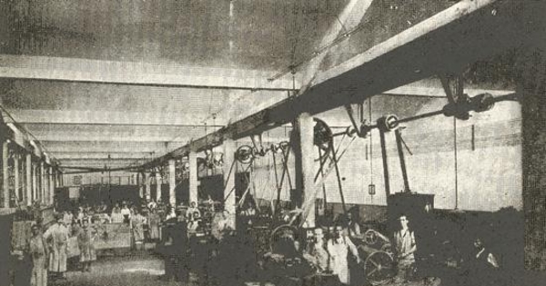 Obreros en el taller, 1919