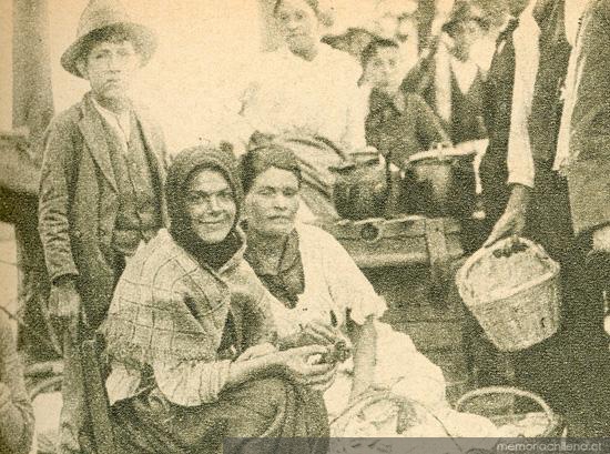 Niño y mujer en las calles de Santiago, 1919