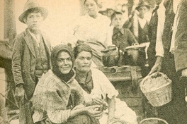 Niño y mujer en las calles de Santiago, 1919