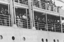 Los españoles del Winnipeg esperan en cubierta la autorización para desembarcar en el puerto de Valparaíso, 1939