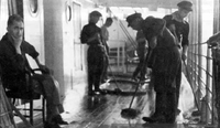 Ayudando en las diferentes actividades de aseo y limpieza, 1939