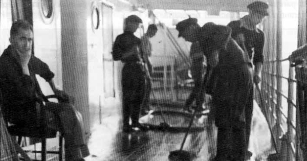 Ayudando en las diferentes actividades de aseo y limpieza, 1939