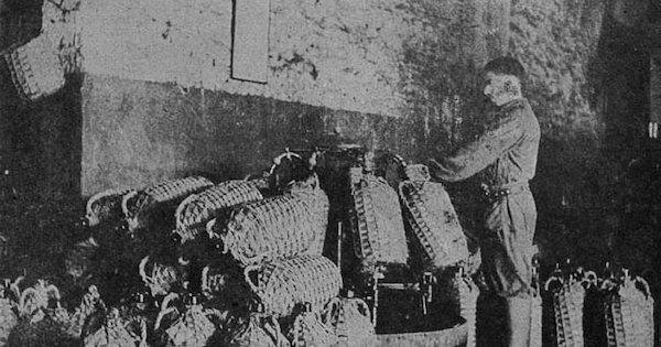 Trabajador envasando vino, hacia 1945
