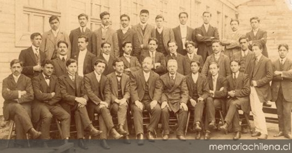 Alumnos de la Escuela Normal de Victoria, provincia de Malleco, 1919
