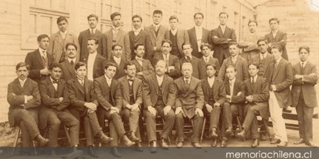 Alumnos de la Escuela Normal de Victoria, provincia de Malleco, 1919