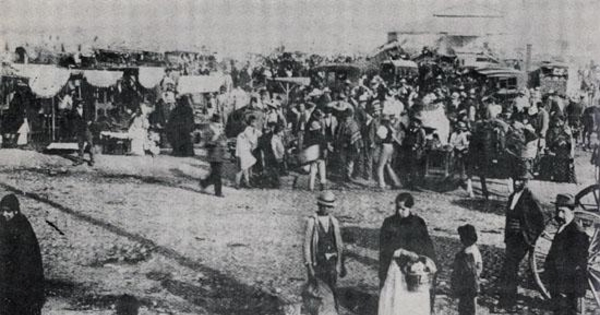 Mercado popular a orillas del río Mapocho, 1902