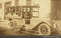 Auto camión con tropa listo para el servicio, 1920