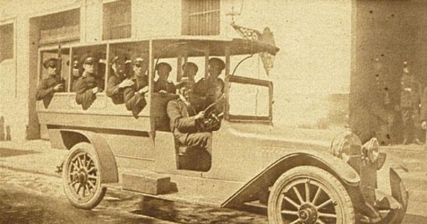 Auto camión con tropa listo para el servicio, 1920