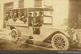 Auto camión con tropa listo para el servicio, 1920