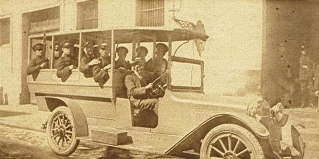 Auto camión con tropa listo para el servicio, 1920