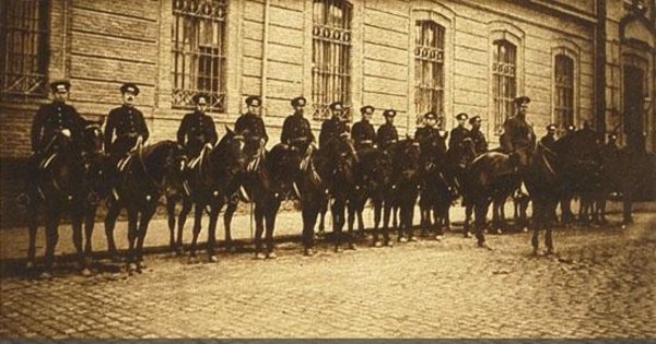 Piquete de caballería frente al cuartel, 1905