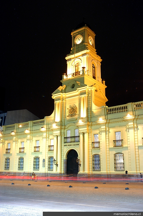 Fachada del Museo Histórico Nacional, vista nocturna