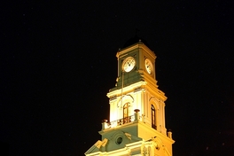 Fachada del Museo Histórico Nacional, vista nocturna