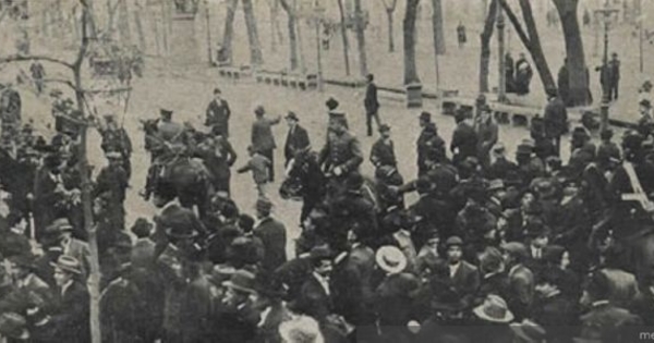 Policía arrestando manifestantes, 1912