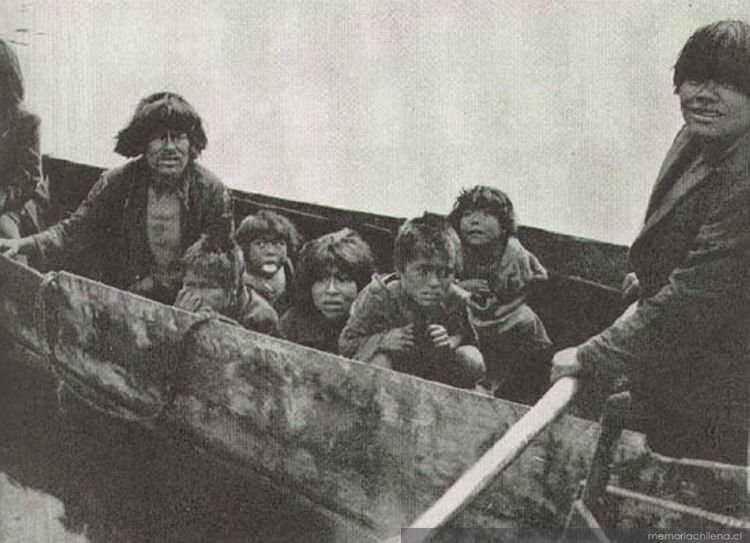Niños alacaluf en la canoa