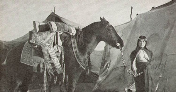 Una mujer tehuelche lista para emprender su viaje a caballo