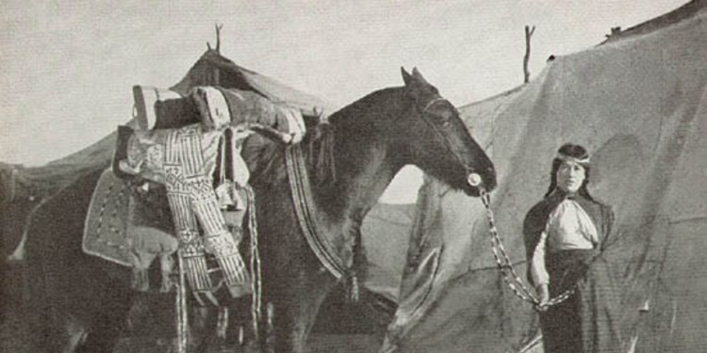 Una mujer tehuelche lista para emprender su viaje a caballo