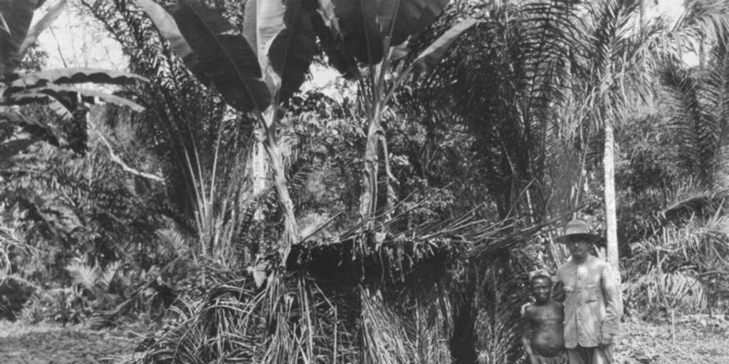 Martín Gusinde entre los pigmeos aka, Congo Belga, 1935