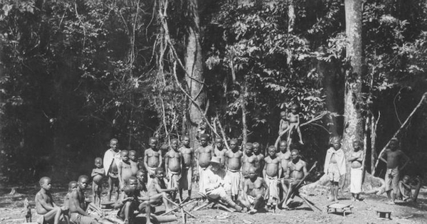 Martín Gusinde entre los pigmeos bambuti, Congo Belga, 1934