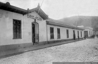Fachada del edificio de una cárcel rural, ca. 1900