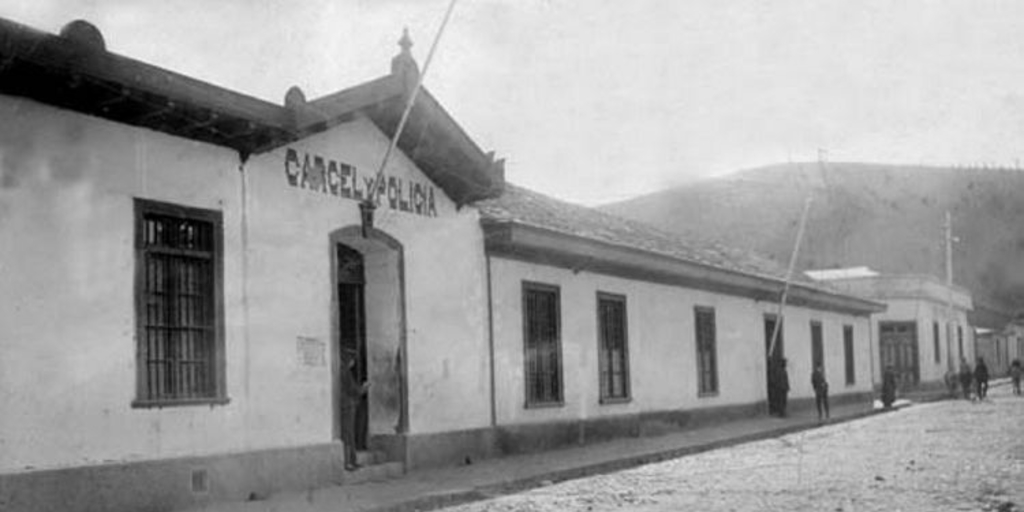 Fachada del edificio de una cárcel rural, ca. 1900