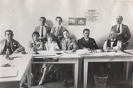 Grupo de personas en mesa de votación, ca. 1930