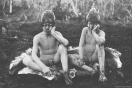 Dos jóvenes klóketen del Hain de 1923, en posición sentada