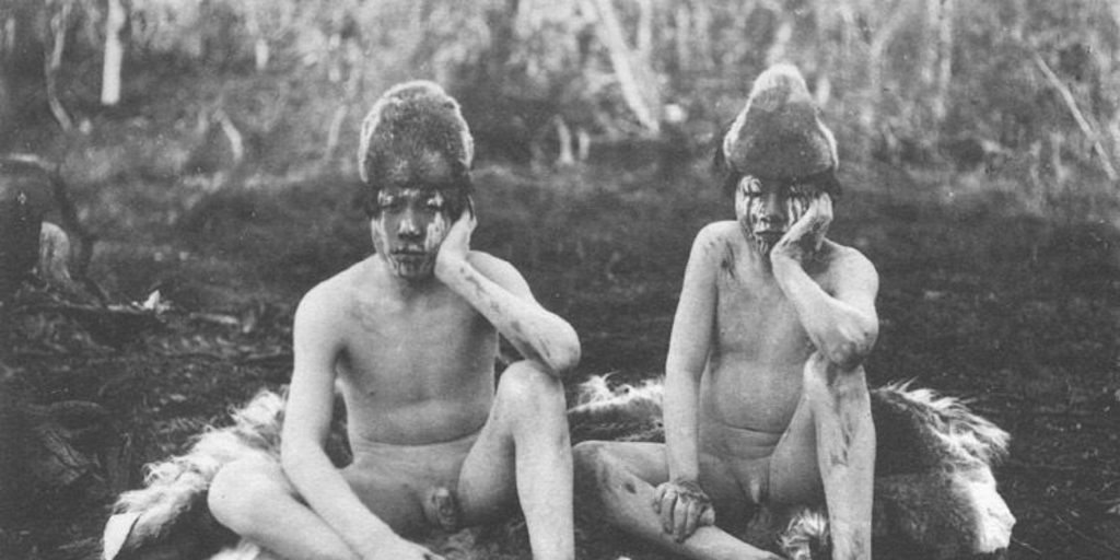 Dos jóvenes klóketen del Hain de 1923, en posición sentada