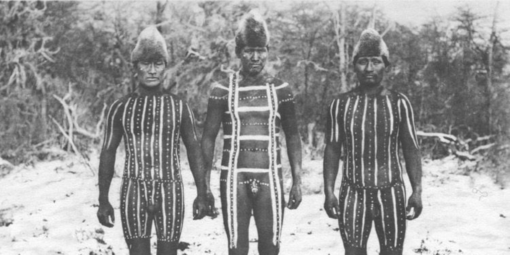 Hombres pintados con dibujos totémicos, usados durante la danza del Kewánix, Hain de 1923