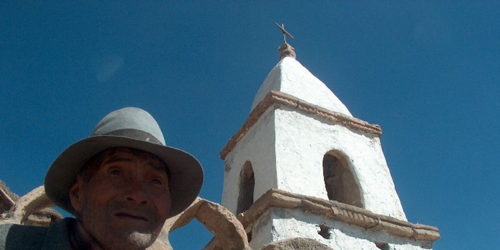 Ancianos aymaras frente a la iglesia de Caraguano, Primera Región, 2005