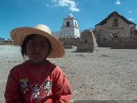 Niña aymara frente a la iglesia de Mauque, Primera Región, 2005