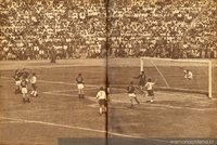 Leonel Sánchez marcando el primer gol del partido Chile-URSS, en cuartos de final, 10 de junio de 1962