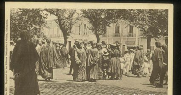 Grupo de gente entrando a misa, 1911