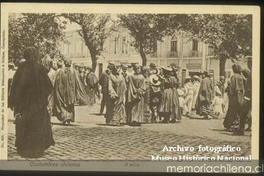 Grupo de gente entrando a misa, 1911