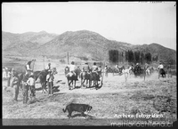 Campesinos participando en una trilla con yeguas, ca. 1900