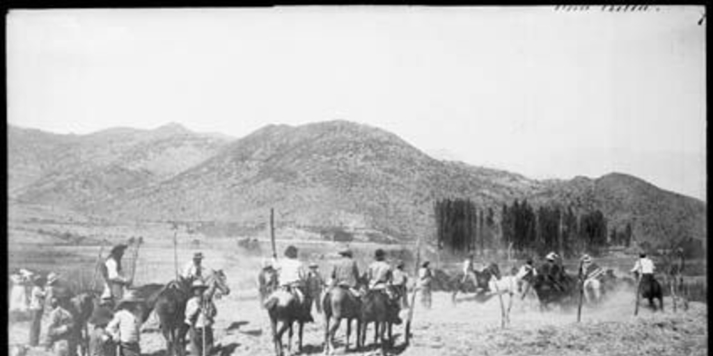 Campesinos participando en una trilla con yeguas, ca. 1900