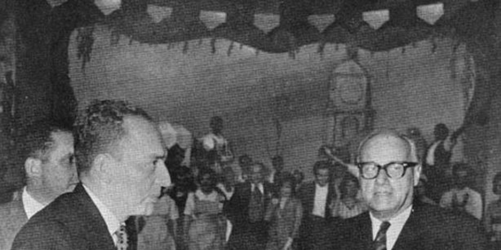 Jorge Alessandri abandonando la sala Camilo Henríquez tras el estreno de La Pérgola de las Flores, 1960