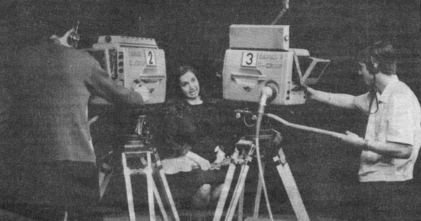 Violeta Parra grabando para el canal 9 de la Universidad de Chile, 1966