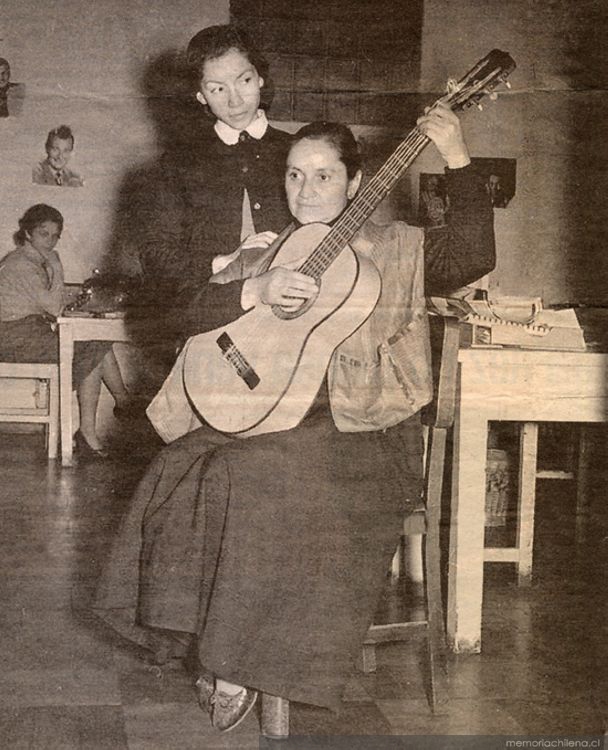Violeta Parra con su hija Isabel, ca. 1950