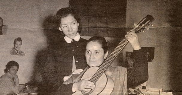 Violeta Parra con su hija Isabel, ca. 1950