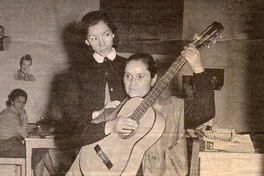 Violeta Parra con su hija Isabel, ca. 1950