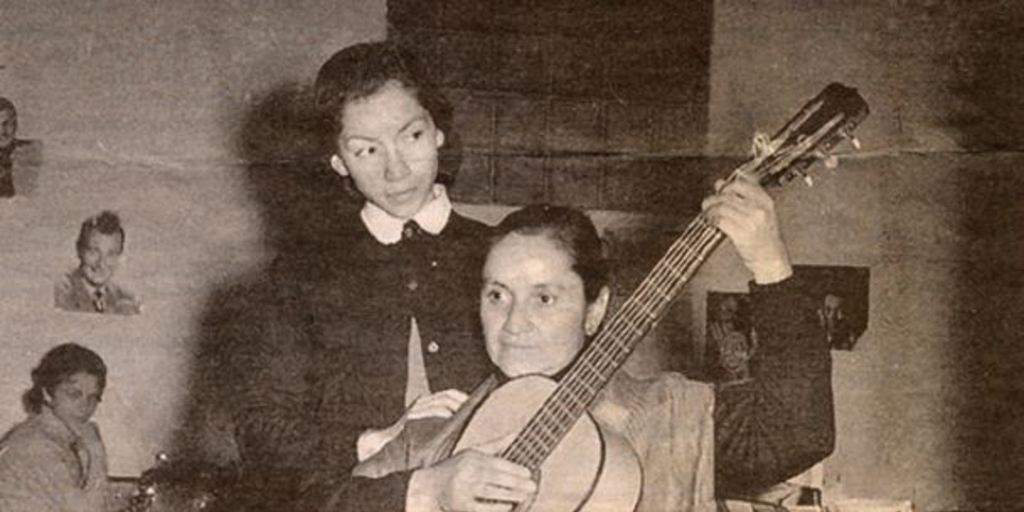 Violeta Parra con su hija Isabel, ca. 1950